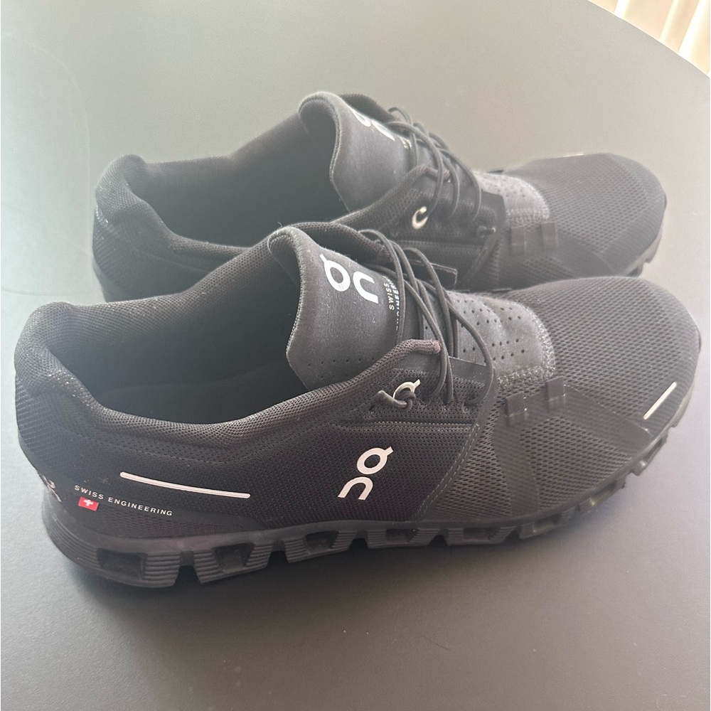 On Cloud 5 men’s all black sneakers. Lightly worn.